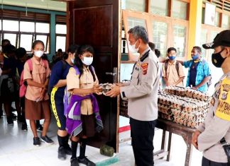 Pembagian telur kepada masyarakat yang melaksanakan Vaksin, di Gerai-gerai Vaksin Presisi Polri di Wilayah Kabupaten Keerom, Minggu (19/9/2021)