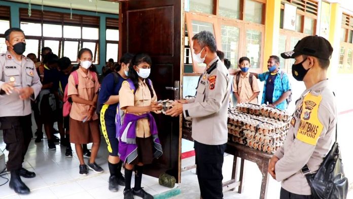 Pembagian telur kepada masyarakat yang melaksanakan Vaksin, di Gerai-gerai Vaksin Presisi Polri di Wilayah Kabupaten Keerom, Minggu (19/9/2021)