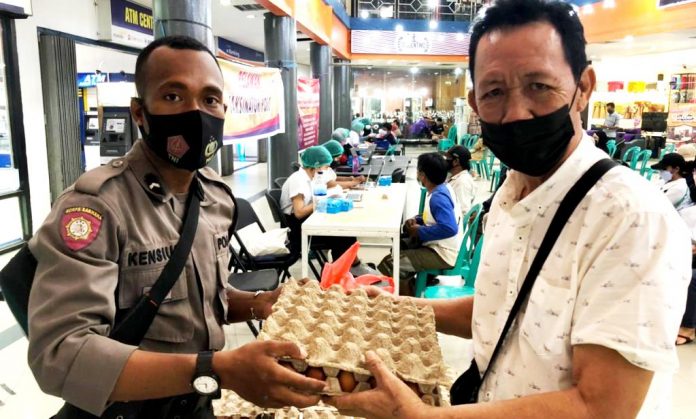 WhatsApp Image 2021-09-20 at 08.04.52 Pembagian telur oleh aparat Polresta Jayapura Kota saat menggelar Gerai Vaksin Presisi di Saga Mall Abepura, Kota Jayapura, Minggu (19/09/21).