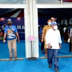 Bupati Jayapura, Mathius Awoitauw saat meninjau lokasi penerimaan atlet dan official di halaman parkir Stadion Barnabas Youwe (SBY)