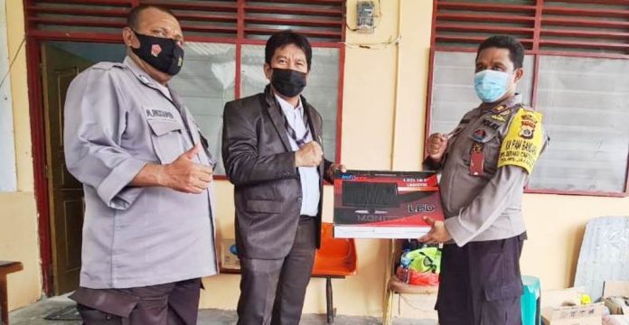 Penyerahan bantuan komputer dari Anggota DPRD Kabupaten Jayapura yang juga Ketua Fraksi Bhinneka Tunggal Ika (BTI) DPRD Kabupaten Jayapura, H. Wagus Hidayat, SE, kepada Kapolsek Kawasan Bandara Sentani Penyerahan bantuan komputer dari Anggota DPRD Kabupaten Jayapura yang juga Ketua Fraksi Bhinneka Tunggal Ika (BTI) DPRD Kabupaten Jayapura, H. Wagus Hidayat, SE, kepada Kapolsek Kawasan Bandara Sentani