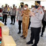 Wakapolri Komjen Pol DR. Gatot Eddy Pramono, M. Si saat menyerahkan sembako kepada warga yang mengikuti vaksinasi presisi di Merauke, Selasa (21/9/21)