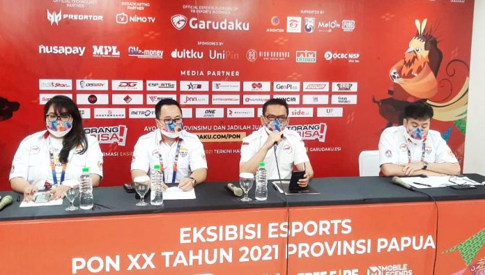 Ketua Harian Esports Indonesia Komjen Pol. Drs. Bambang Sunarwibowo, SH, M.Hum, didampingi Sekjen Esports Indonesia Frengki Ong, Ketua Panitia Pelaksana Eksibisi Esports PON XX Papua Tahun 2021 Glorya Famiela Ralahalo dan Kepala Bidang Humas Esports Indonesia Ashadi Ang, saat menggelar press conference sesaat sebelum opening ceremony eksibisi e-sport PON XX, Selasa (21/9/21)