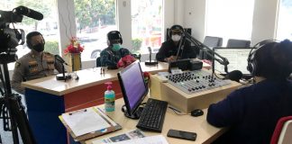 Dialog dengan tema sukses vaksin sehat Papua di RRI Kota Jayapura, Rabu (22/9/21)