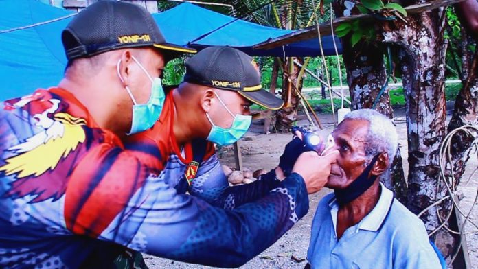 Satgas Pamtas Yonif 131/Brs saat melakukan operasi katarak yang diderita Ondo Kampung Mosso, Philip (64), Senin (27/9/2021) Satgas Pamtas Yonif 131/Brs saat melakukan operasi katarak yang diderita Ondo Kampung Mosso, Philip (64), Senin (27/9/2021)