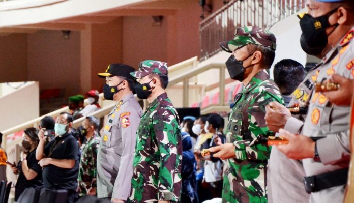 Panglima TNI Marsekal TNI Hadi Tjahjanto, S.IP bersama Kapolri Jenderal Pol Drs Listyo Sigit Prabowo M.Si beserta rombongan didampingi Pangdam XVII/Cenderawasih Mayjen TNI Ignatius Yogo Triyono, M.A saat meninjau gladi opening and closing ceremony PON XX di Stadion Utama Lukas Enembe. Rabu (29/9/2021)