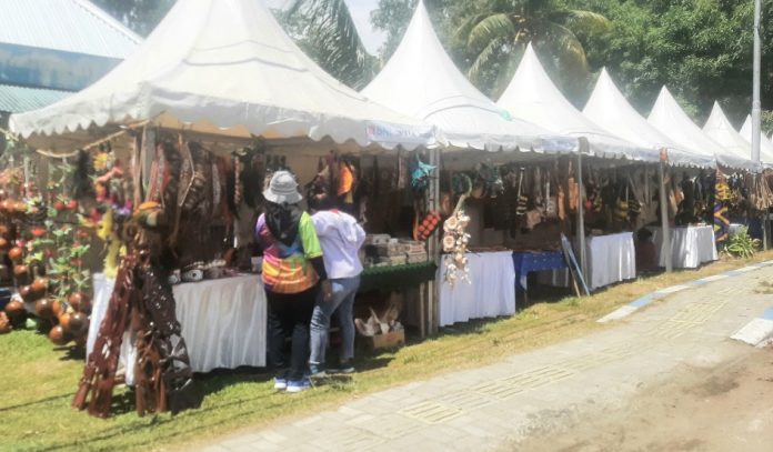 20211002_102032_copy_945x553 UMKM yang mendapat stand di sekitar venue PON Kampung Harapan, Sentani Timur, Kabupaten Jayapura yang turut merasakan peningkatan omsetnya selama PON XX berlangsung