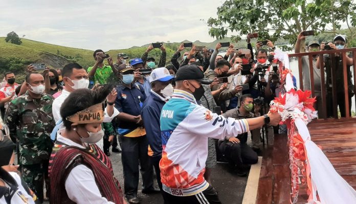 Pangdam Cenderawasih, Mayjen TNI Ignatius Yogo Triyono,MA saat mengunting pita peresmian Pusat Kuliner The Hele'yo, Kamis (7/10/21) Pangdam Cenderawasih, Mayjen TNI Ignatius Yogo Triyono,MA saat mengunting pita peresmian Pusat Kuliner The Hele'yo, Kamis (7/10/21)