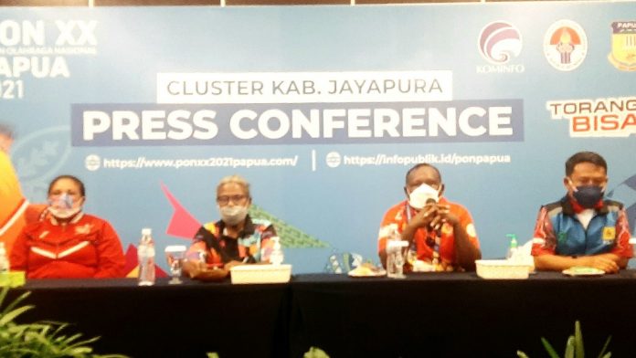 Kadispora Kabupaten Jayapura, Korneles Yanuaring bersama Dirut PT PLN Wilayah Papua dan Papua Barat dan dua mantan atlet berprestasi asal Sentani saat memberi keterangan pers di Sentani, Selasa (12/10/21) Kadispora Kabupaten Jayapura, Korneles Yanuaring bersama Dirut PT PLN Wilayah Papua dan Papua Barat dan dua mantan atlet berprestasi asal Sentani saat memberi keterangan pers di Sentani, Selasa (12/10/21)