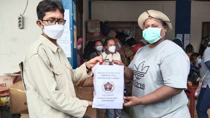 Penyerahan bantuan yang disalurkan melalui PWI Papua Barat untuk korban kebakaran di kompleks nelayan Borobudur, Kelurahan Padarni, Distrik Manokwari Barat