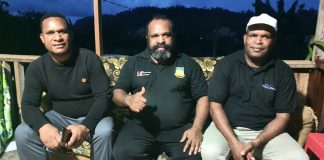 Koordinator Devisi SDM Komisi Penaggulangan AIDS Provinsi Papua, Berni Pagawak didampingi Chadinus Pdt. Hisage dan PDt. Obet Wamo saat memberi keterangan pers di Jayapura, Rabu (6/10/21)