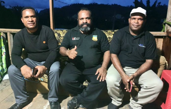 Koordinator Devisi SDM Komisi Penaggulangan AIDS Provinsi Papua, Berni Pagawak didampingi Chadinus Pdt. Hisage dan PDt. Obet Wamo saat memberi keterangan pers di Jayapura, Rabu (6/10/21)