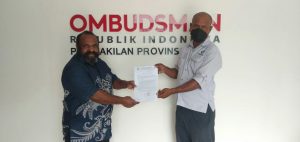 Berni Pagawak selaku Koordinator SDM KPA Provinsi Papua, saat membuat laporan di Kantor Ombudsman Perwakilan Papua