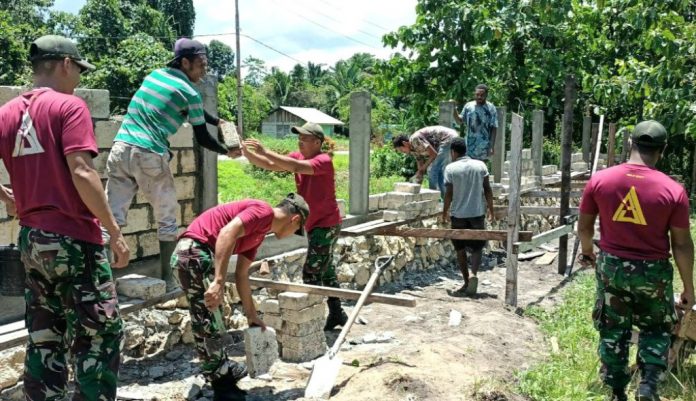 Sejumlah Prajurit TNI Satgas Pamtas RI-PNG Yonif 131/Brs Pos Ramil Tami bersama warga bergotong royong membangun pagar, merenovasi dan mengecat Gereja GKI di Kampung Skouw Mabo Distrik Muara Tami Jayapura, Senin (25/10/2021)