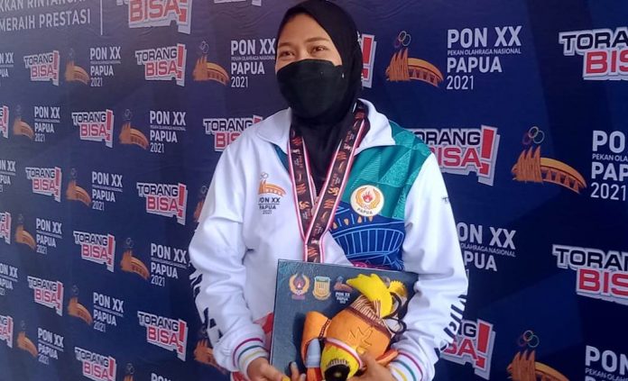 Atlet Menembak Putri Papua, Nourma Try Indriani saat memberi keterangan pers usai penerimaan medali, Senin (11/10/21) Atlet Menembak Putri Papua, Nourma Try Indriani saat memberi keterangan pers usai penerimaan medali, Senin (11/10/21)