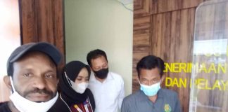 Caption : Koordinator Aliansi Masyarakat Anti Korupsi Papua, Alius Haluk saat menanyakan laporan perkara oknum jaksa “Nakal” kepada Tim 53 Kejagung RI, pada Kamis 21 Oktiber 2021. Foto/Ist