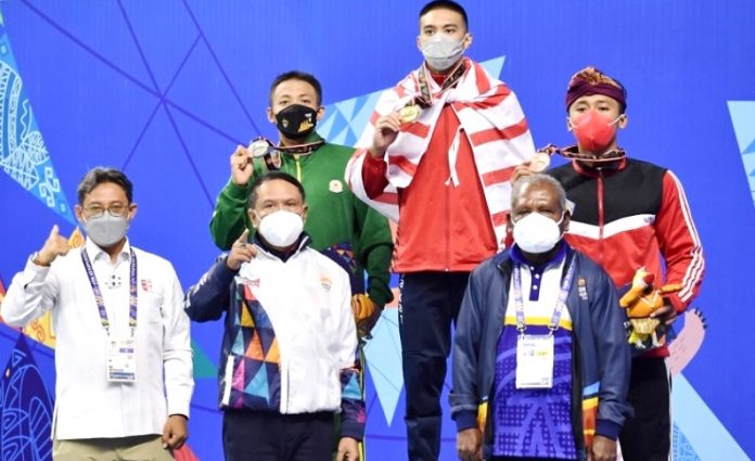 Menpora Zainudin Amali dan Bupati Jayapura Mathius Awoitauw berpose bersama pemenang renang gaya dada 200 meter PON XX di Kolam Aquatik Kampung Harapan, Sentani, Kabupaten Jayapura, Minggu (10/10/2021).(PB PON XX 2021/Rahmat Takbir/infopublik.id)