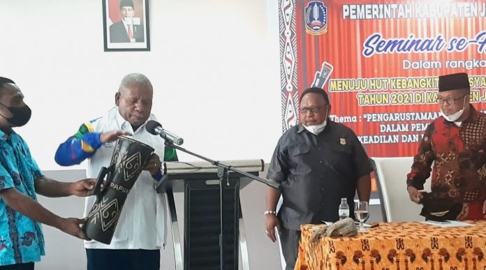Bupati Jayapura, Mathius Awoitauw,SE,M.Si saat membuka seminar jelang HUT KMA ke-8 di Hotel Suni Garden Lake Sentani, Jumat (22/10/21) Bupati Jayapura, Mathius Awoitauw,SE,M.Si saat membuka seminar jelang HUT KMA ke-8 di Hotel Suni Garden Lake Sentani, Jumat (22/10/21)