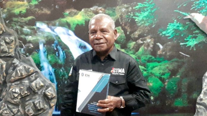 Bupati Jayapura, Mathius Awoitauw,SE,M.Si saat menunjukkan buku yang diluncurkannya, Jumat (10/12/21)