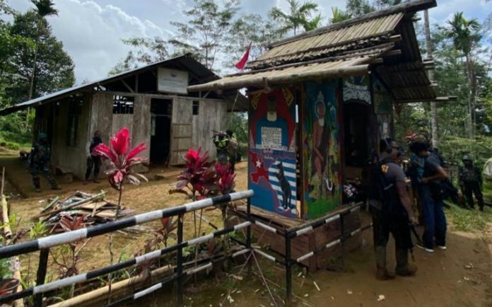 IMG-20211214-WA0013 Aparat TNI dan Polri saat memggeledah rumah/pondok yang dijadikan markas komando oleh KKB di atas Gunung Impura, Kampung Ambaidiru, Distrik Kosiwo, Kabupaten Kep. Yapen, Kamis (9/12/21).