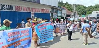 Unjuk rasa mahasiswa Papua di depan Gedung Komisi Pemberantasan Korupsi (KPK), Kuningan Persada, Jakarta Selatan, Kamis (9/12/2021)