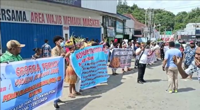 Unjuk rasa mahasiswa Papua di depan Gedung Komisi Pemberantasan Korupsi (KPK), Kuningan Persada, Jakarta Selatan, Kamis (9/12/2021)