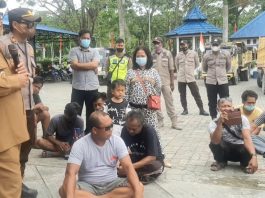 Dialog terbuka Wakil Bupati Keerom, Wahfir Kosasih dengan para sopir truk yang menuntut haknya, di halaman Kantor Bupati Keerom, Senin (13/12/21)