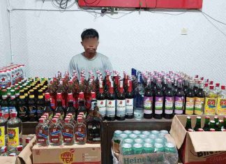 Caption : Ratusan botol miras illegal bersama pemiliknya saat diamankan di Mapolres Jayapura Kota, pada Sabtu (18/12/2021)