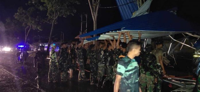 Caption : Inilah suasana saat Prajurit Denzipur 12/OHH melakukan evakuasi warga dari reruntuhan rumah akibat angina kencang terjang nabire, pada Minggu (26/12/2021) Caption : Inilah suasana saat Prajurit Denzipur 12/OHH melakukan evakuasi warga dari reruntuhan rumah akibat angina kencang terjang nabire, pada Minggu (26/12/2021)