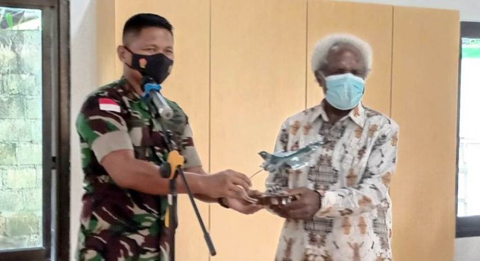 Danlanud SPR Jayapura Marsma Budhi Ahmadi saat memberi cinderamata kepada Ketua FKUB Papua Pdt. Lipiyus Biniluk Danlanud SPR Jayapura Marsma Budhi Ahmadi saat memberi cinderamata kepada Ketua FKUB Papua Pdt. Lipiyus Biniluk