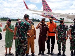 Kedatangan Pangdam XVII/Cenderawasih Mayjen TNI Teguh Muji Angkasa, S.E., M.M. didampingi Ny. Erni Teguh Muji Angkasa Ketua di Terminal UPBU Bandara Mozes Kilangin Timika disambut oleh Forkopimda Kabupaten Mimika dan pejabat TNI Polri, Senin (28/3/2022).