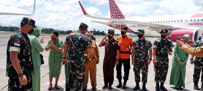 Kedatangan Pangdam XVII/Cenderawasih Mayjen TNI Teguh Muji Angkasa, S.E., M.M. didampingi Ny. Erni Teguh Muji Angkasa Ketua di Terminal UPBU Bandara Mozes Kilangin Timika disambut oleh Forkopimda Kabupaten Mimika dan pejabat TNI Polri, Senin (28/3/2022).