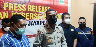 Kapolres Jayapura AKBP Fredrickus W.A Maclarimboen, S.IK., MH didampingi Kasat Narkoba AKP Alfrid Nadek, dan Kasie Humas Polres Jayapura IPTU Iwan, S.E dan KBO Sat Narkoba Ipda Aswan, saat memberi keterangan press di ruangan Satuan Reserse Narkoba, Rabu (25/5/22).