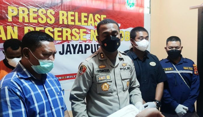 20220525_094126_copy_1024x592 Kapolres Jayapura AKBP Fredrickus W.A Maclarimboen, S.IK., MH didampingi Kasat Narkoba AKP Alfrid Nadek, dan Kasie Humas Polres Jayapura IPTU Iwan, S.E dan KBO Sat Narkoba Ipda Aswan, saat memberi keterangan press di ruangan Satuan Reserse Narkoba, Rabu (25/5/22).