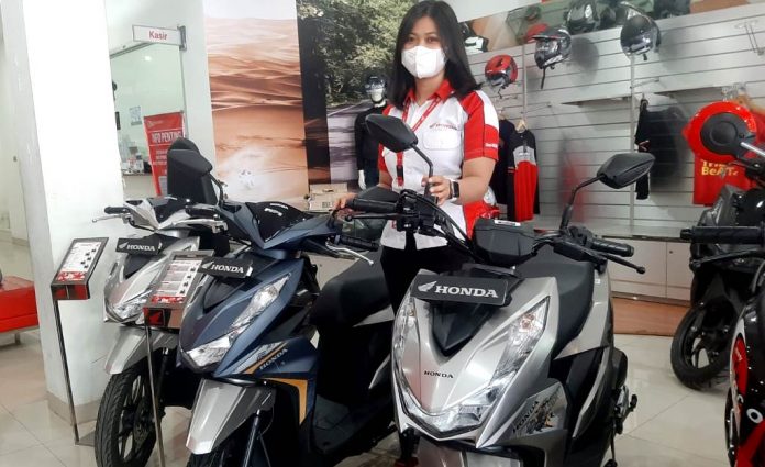 SPG Astra Motor Tanah Hitam saat menunjukkan sepeda motor Honda Beat yang sejak kemunculannya mendominasi penjualan sepeda motor matic SPG Astra Motor Tanah Hitam saat menunjukkan sepeda motor Honda Beat yang sejak kemunculannya mendominasi penjualan sepeda motor matic