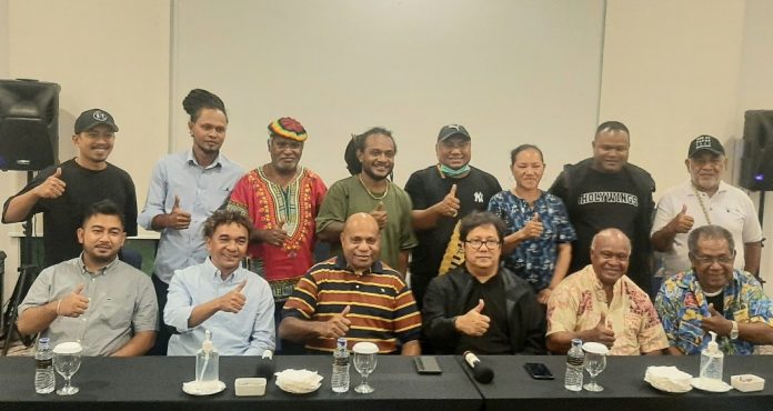 Erwin Gutawa bersama Kapolda Papua, Irjen Pol. Mathius D. Fakhiri dan para musisi asli Papua saat berfoto bersama.