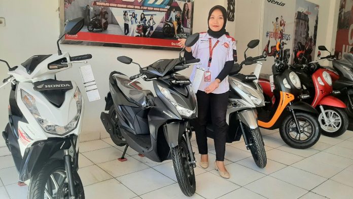 Customer Service Astra Motor Sentani saat menunjukkan Honda Beat series yang paling diminati sejak dipromosikan di Indonesia Tahun 2008