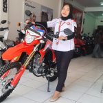 Customer Service Astra Motor Sentani saat menunjukkan sepeda motor sport Honda CRF150 yang banyak diminati customer di Kabupaten Jayapura