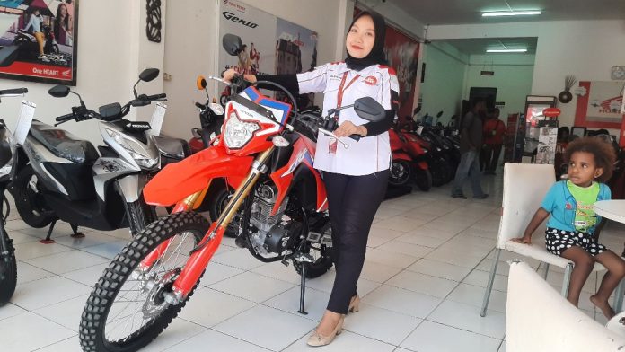 Customer Service Astra Motor Sentani saat menunjukkan sepeda motor sport Honda CRF150 yang banyak diminati customer di Kabupaten Jayapura