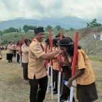 Asisten II Setda Kabupaten Jayapura, Dr. Drs. Joko Sunaryo memberi ucapan selamat kepada peseta Jambore Cabang ke-X tahun 2022 usai upacara di Lapangan Tembak Perbakin Lanud Silas Papare, Kompleks AURI, Sentani, Selasa (7/6/22)