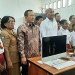 Tenaga Ahli Menteri Sosial Bidang Rehabilitasi Sosial, Dr. Drs. Benhur Tomi Mano, MM saat berfoto bersama para siswa dan guru usai melouncing pelatihan komputer dan Internet sehat di Laboratorium Komputer BBPPKS Jayapura, Selasa (7/6/22)