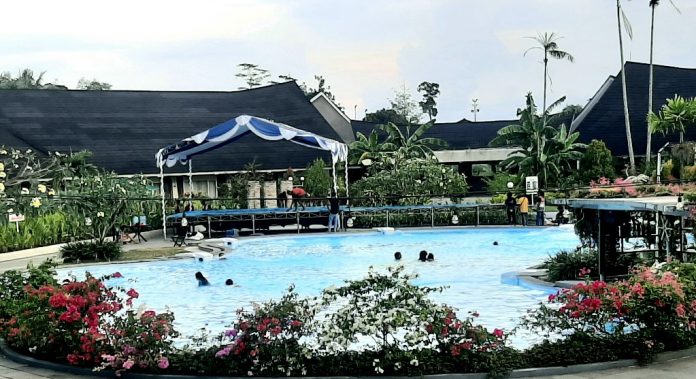 3. Pemandangan Suni Garden Lake Hotel & Resort by Parkside – Sentani dengan kolam renang di tengahnya yang membuat rileks para tamu 3. Pemandangan Suni Garden Lake Hotel & Resort by Parkside – Sentani dengan kolam renang di tengahnya yang membuat rileks para tamu