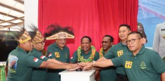 Caption : Kapolresta Jayapura Kota AKBP Dr. Victor D. Mackbon, S.H., S.IK., M.H., M.Si, saat bersama melaunching Obhe Warke Adhyaksa Restorativ Justice di Kantor LMA Port Numbay Jalan Raya Abepantai - Tanah Hitam Distrik Abepura, Senin (27/6) siang.