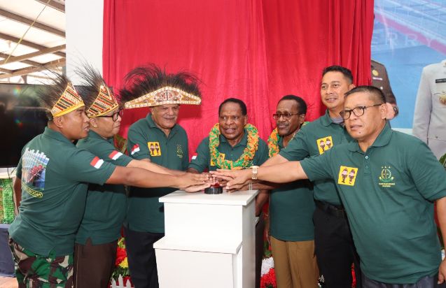 Caption : Kapolresta Jayapura Kota AKBP Dr. Victor D. Mackbon, S.H., S.IK., M.H., M.Si, saat bersama melaunching Obhe Warke Adhyaksa Restorativ Justice di Kantor LMA Port Numbay Jalan Raya Abepantai - Tanah Hitam Distrik Abepura, Senin (27/6) siang. Caption : Kapolresta Jayapura Kota AKBP Dr. Victor D. Mackbon, S.H., S.IK., M.H., M.Si, saat bersama melaunching Obhe Warke Adhyaksa Restorativ Justice di Kantor LMA Port Numbay Jalan Raya Abepantai - Tanah Hitam Distrik Abepura, Senin (27/6) siang.