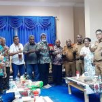 Foto bersama usai pertemuan Dewan Adat Kaimana dengan Pemerintah Kabupaten Jayapura di ruang VIP Kantor Bupati Jayapura, Gunung Merah Sentani, Selasa (21/6/22)