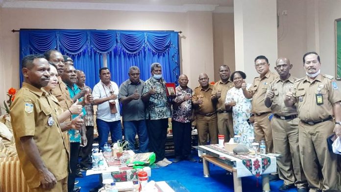 Foto bersama usai pertemuan Dewan Adat Kaimana dengan Pemerintah Kabupaten Jayapura di ruang VIP Kantor Bupati Jayapura, Gunung Merah Sentani, Selasa (21/6/22)