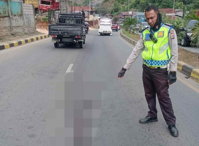 Caption : Salah Satu anggota Polsek Abepura saat menunjukan lokasi korban kecelakaan tunggal hingga mengakibatkan meninggal dunia di Jalan Raya Sentani, Minggu 26 Juni 2022 pagi. Caption : Salah Satu anggota Polsek Abepura saat menunjukan lokasi korban kecelakaan tunggal hingga mengakibatkan meninggal dunia di Jalan Raya Sentani, Minggu 26 Juni 2022 pagi.