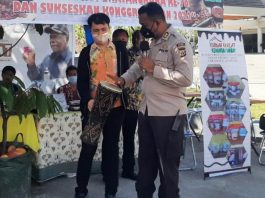 Kapolres Jayapura, AKBP Fredrickus W.A. Maclarimboen bersama GM Suni Garden Lake Hotel & Resort Sentani, Petrus Papona saat membuka pameran UMKM