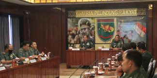 Caption : Irdam XVII/Cenderawasih Brigjen TNI Agus Supriyo Winarno, S.Sos, saat memimpin Acara Taklimat Akhir Pengawasan Post Audit Itjenad TA 2022, bertempat di Ruang Bina Yudha Makodam XVII/Cenderawasih, Kamis (07/07/2022).