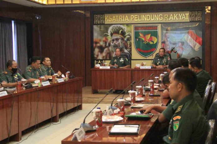 Caption : Irdam XVII/Cenderawasih Brigjen TNI Agus Supriyo Winarno, S.Sos, saat memimpin Acara Taklimat Akhir Pengawasan Post Audit Itjenad TA 2022, bertempat di Ruang Bina Yudha Makodam XVII/Cenderawasih, Kamis (07/07/2022). Caption : Irdam XVII/Cenderawasih Brigjen TNI Agus Supriyo Winarno, S.Sos, saat memimpin Acara Taklimat Akhir Pengawasan Post Audit Itjenad TA 2022, bertempat di Ruang Bina Yudha Makodam XVII/Cenderawasih, Kamis (07/07/2022).